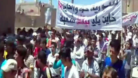 MANGE BYER:  Her viser et YouTube-klipp demonstranter i byen Hasaka i dag. P� banneret st�r det Syria er fritt og forr�deren er den som dreper sitt folk, med klar hentydning til president Bashar al-Assad og hans regime. Foto: Afp/YouTube