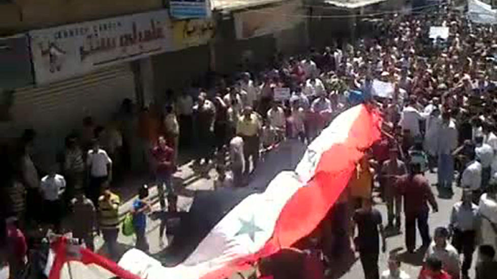 SINNE OVER HELE SYRIA:  Dette bildet er grabbet fra en YouTube-video i Damaskus i dag, der innbyggerne gikk ut i gatene og krevde frihet og regimets avgang. Samtidig gikk den syriske h�ren inn i den nord-vestlige byen Jisr al-Shughour. Foto: Afp/YouTube