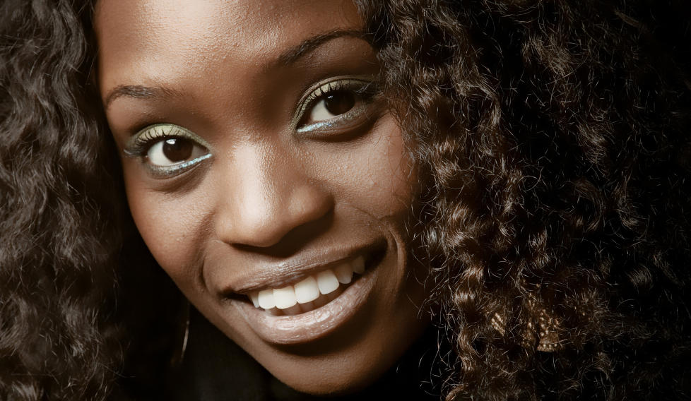 HAR MYE SJARM:  Stella Mwangi fungerer best n�r det er tempo og mye hum�r. �Kinanda� blir til tider hakket for dunkel og anonym.  Foto: J�rn H. Moen / Dagbladet