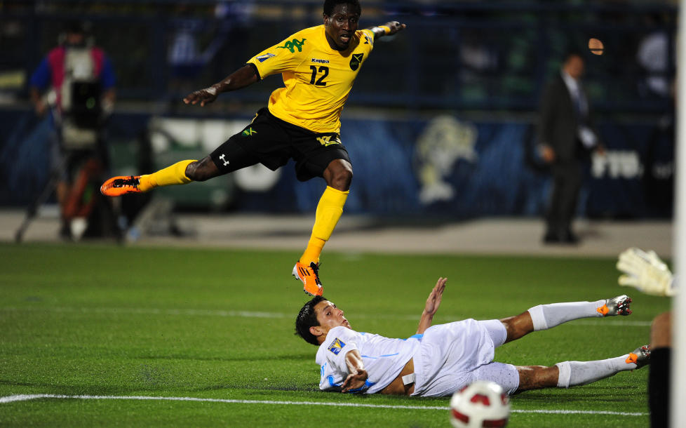 SCORET TO: AaAFKs jamaikaner Demar Phillips skyter forbi Guatemalas Jonathan Lopez. Phillips scoret begge m�lene i 2-0-seieren. Foto: Mark Ralston, AFP/Scanpix
