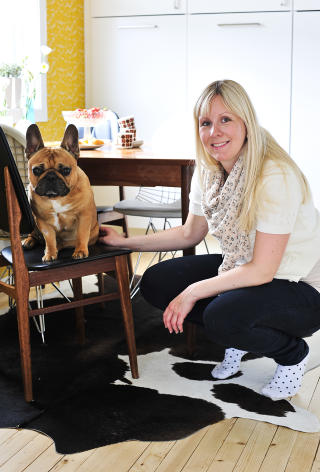 Hjemmekj�r: Den franske bokseren Mr. Nelson deler leiligheten med Kristine og Ole Kristian, og trives kanskje aller best p� kj�kkenet?