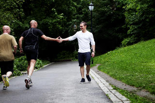 Popul�r: Joggere hilser gjerne p� Ailo, selv om han ikke n�dde helt til topps i Mesternes Mester.