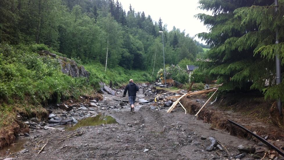 Har satt spor: Vannmassene har satt tydelige spor etter seg i boligfeltet som ble rammet av flom i Kvam i Gudbrandsdalen fredag.
Foto: Scanpix
