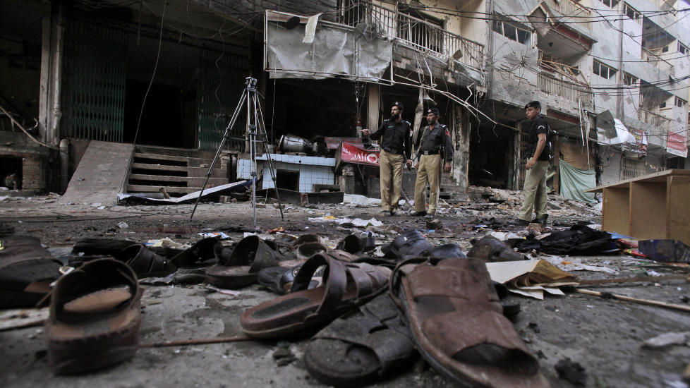  Selvmordsaksjon: Med fire minutters mellomrom gikk to bomber av i den byen Peshwar. Bombene gikk i et omr�de hvor flere aviser har kontorer. Foto: Scanpix