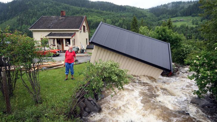 DRAMATISK: Johan Stubberud holdt p� � miste garasjen da bekken Ulva gikk over sine bredder.
Foto: Geir Olsen / Scanpix