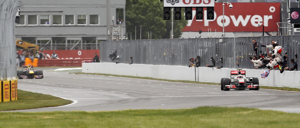 SMATT FORBI: Fra et h�pl�st utgangspunkt  snek Jenson Button seg forbi VM-leder Sebastian Vettel p� siste runde, og vant Canadas Grand Prix.Foto: SCANPIX/REUTERS/Mathieu Belanger