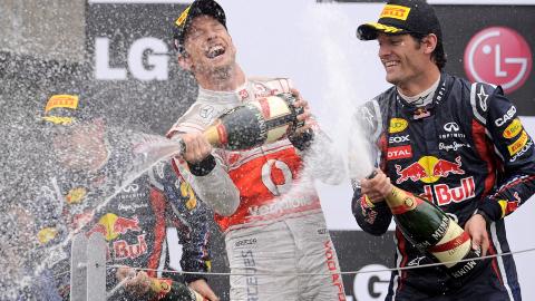 MIRAKELSEIER: Jenson Button feiret hemningsl�st p� podiet flankert av Red Bull-duoen Sebastian Vettel (t.v.) og Mark Webber.Foto: SCANPIX/EPA/JUSTIN LANE