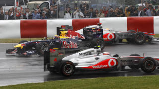UTE AV KONTROLL: Lewis Hamilton havnet igjen i tr�bbel da han kolliderte med b�de Mark Webber og lagkamerat Jenson Button i l�pet av de �tte rundene han tilbakela f�r han m�tte bryte.Foto: SCANPIX/REUTERS/Chris Wattie