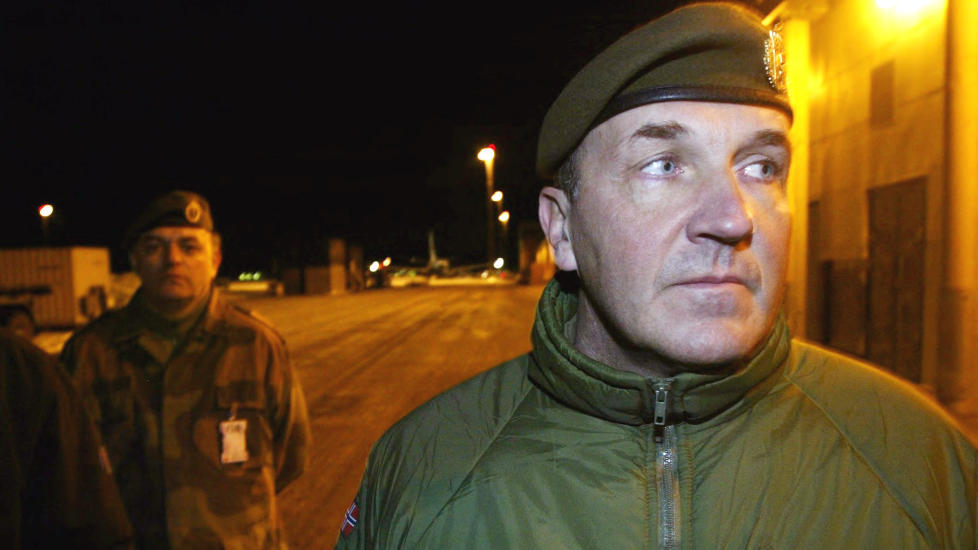 HAR DET VONDT: Tidligere sanitetssjef og generalmajor Leif Sverre Ros�n hadde aldri trodd at �penheten kunne koste s� dyrt. Fremdeles f�r han psykiatrisk hjelp for � takle hverdagen etter br�ket.
Arkivfoto: Jon Eeg /SCANPIX