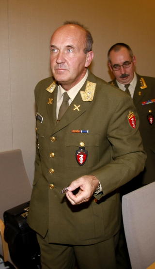 PRESSET UT: Ros�ns �penhet f�rte til stortingsh�ring i forbindelse med legedekningen for norske styrker i Afghanistan. Der fikk han bred st�tte, men m�tte likevel forlate Forsvaret etter 24 �r som offiser, kirurg og livredder. 
Foto: Morten Holm / SCANPIX