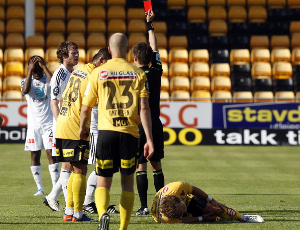 BLE UTVIST: Simen Brenne fikk to gule kort p� to minutter mot Lillestr�m nylig, og dermed r�dt. Like etter dumpet nok en harmdirrende mail inn i innboksen til Morten P - fra det han beskriver som Skien-klubbens mest rabiate supporter. 
Foto: Lise �serud / Scanpix