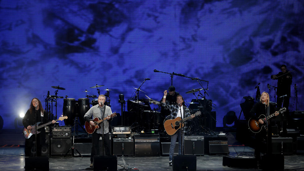 FL�Y H�YT: Amerikanske Eagles i Frognerbadet under Norwegian Wood: Timothy B. Schmit (f.v.), Don Henley, Glenn Frey og den kuleste av dem, Joe Walsh.  Foto: ERLING H�GELAND/Dagbladet