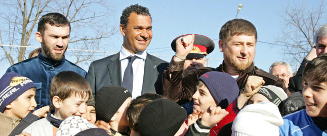 - Gullit tenker bare p� barer og diskoteker