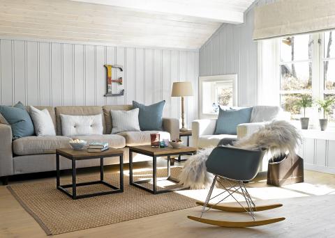 DUST OG HARMONISK: Den harmoniske farge�bruken gir stuen et friskt og sommerlig uttrykk. Gyngestolen Rar fra Eames, og bokstaven p� veggen, er spennende innslag i interi�ret. Sofaen fra Brunstad heter Fantasy. Foto: Per Erik J�ger
