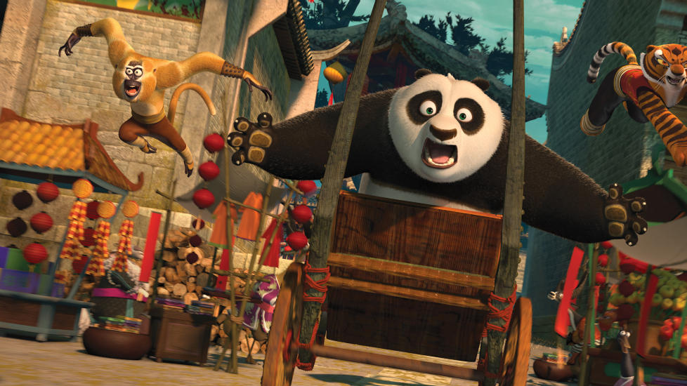 FULL FART: N�r pandabj�rnen Po suser gjennom byen i l�psk rickshaw i �Kung Fu Panda 2� blir det en svingende actionscene ut av det. Det er verre n�r rickshawen stopper.