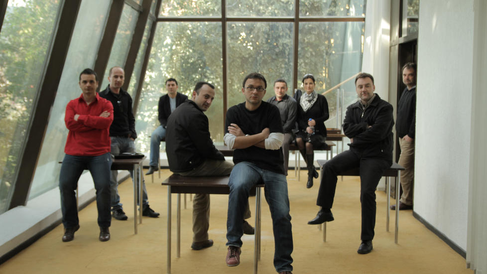 TIL FORHANDLINGSBORDET: De unge albanerne og serberne i �Reunion� burde f�tt bedre sp�rsm�l.