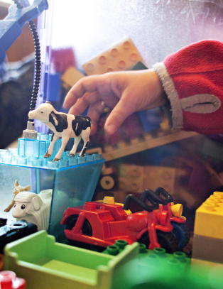 Mange foreldre betaler for mye til barnehagene