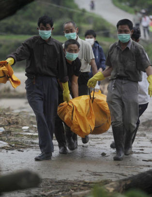 Mer enn hundre d�de i flom