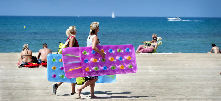 EN DAG I SOLA: Med 28 grader i lufta denne uka er det klart for et bad p� Mallorca. Foto: JOHN TERJE PEDERSEN