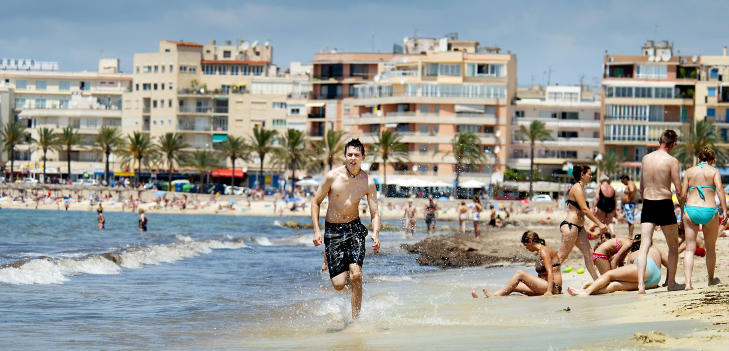 STRANDLIV: Milelange strender og feriehoteller langs strandpromenaden p� Can Pastilla s�r for Palma p� Mallorca. Foto: JOHN TERJE PEDERSEN