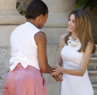 KJENDIS�YA: Den spanske kongefamilien har et eksklusivt feriested p� Mallorca. Her �nsker  kronprinsesse Letizia USAs Michelle Obama velkommen. Foto: MANU MIELNIEZUK/AP PHOTO