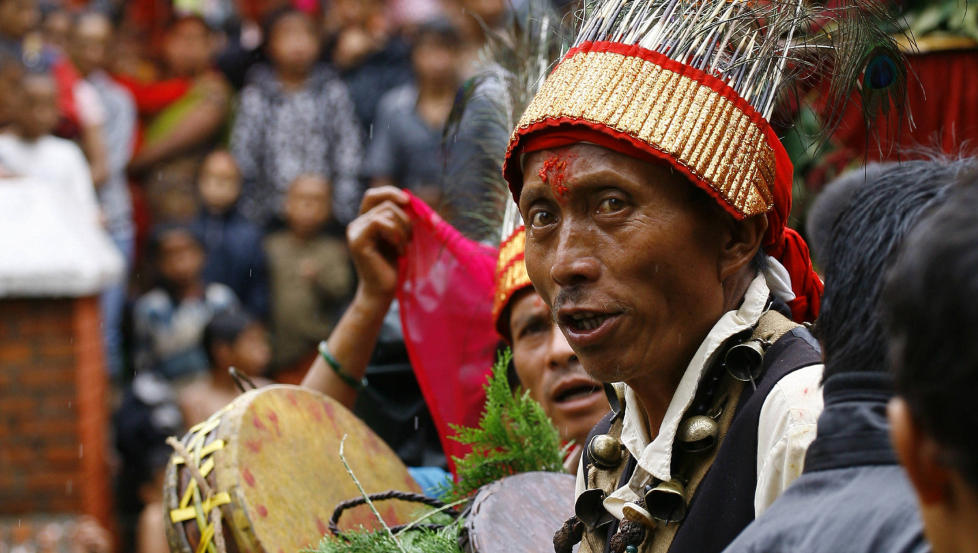 Tar utfordringen: En tradisjonell helbreder i Nepal utf�rer en renselsesseremoni. �Selv om omfattende forskning tilsier at slike evner ikke finnes, tar vi gjerne utfordringen og stiller opp for � gj�re innledende fors�k�, skriver forfatterne. Arkivfoto: Scanpix