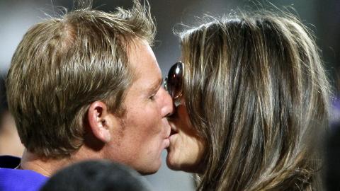 FL�RT: Liz Hurley kunngjorde separasjonen mellom henne og ektemannen Arun Nayar da det ble kjent at hun fl�rtet med den australske cricketspilleren Shane Warne. Foto: Gurinder Osan/Stella Pictures