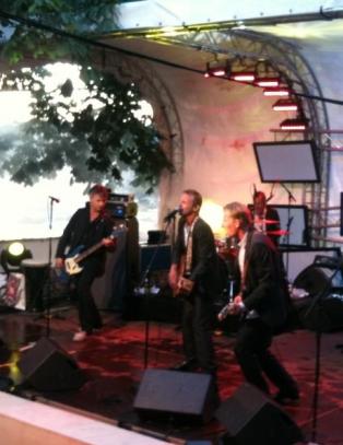Her gj�r Jo Nesb� konsertcomeback med Di Derre