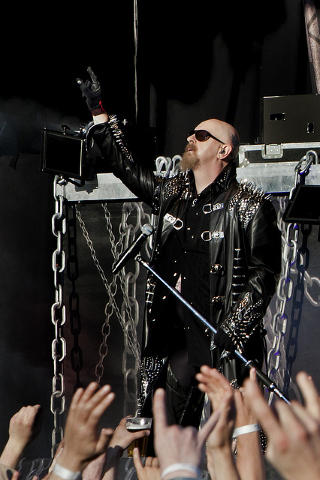HORNA I V�RET: Rob Halford viser Bergen metal-tegnet. Foto: Jarle H. Moe