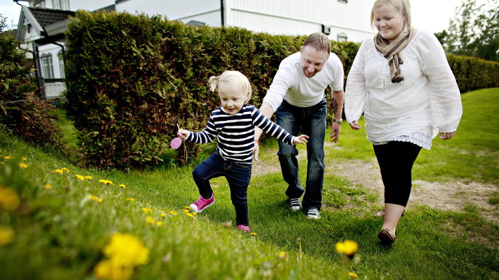 LYKKE-LOTTE: Lotte elsker � leke i hagen med mamma Thea og pappa Frode Jenshagen. Foto: Torbj�rn Gr�nning