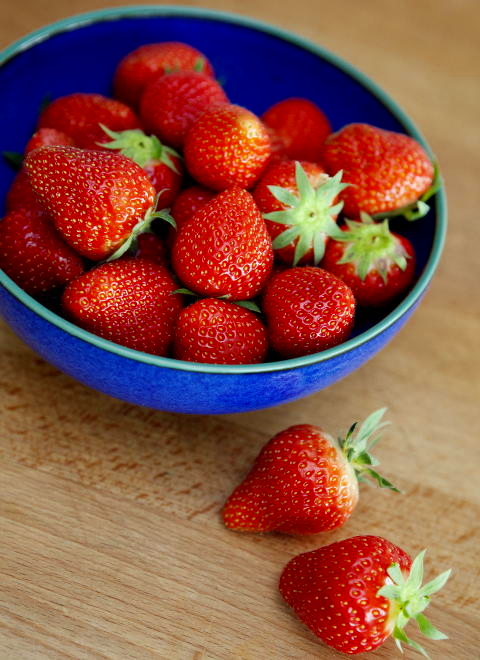 FRISKT: Du kan selvf�lgelig nyte jordb�rsesongen enten du teller karbohydrater eller ei. De r�de, s�te b�rene er proppfulle av C-vitaminer og inneholder minimalt med karbohydrater.   Foto: Elisabeth Sperre Alnes