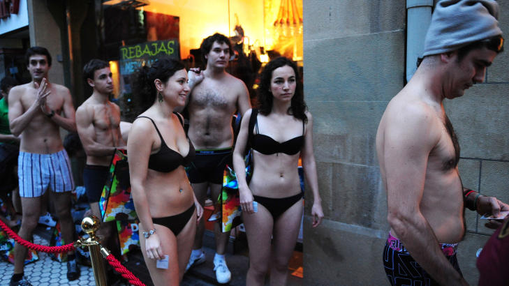 DEN SOM VENTER P� NOE GODT.. Deltakerne m�tte vente t�lmodig til klokka ble ni f�r de fikk komme inn i butikken. De 100 f�rste fikk kle p� seg gratis. Foto: Josep Lago/AFP/Scanpix