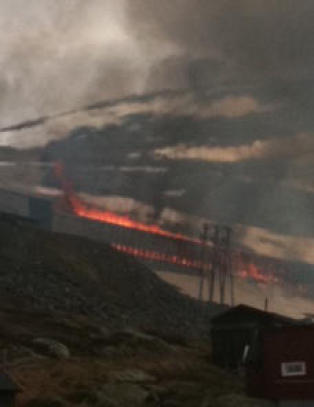 - Rart at et tog kjører inn i et snøoverbygg som har tatt fyr