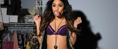 Vanessa Hudgens gjør som Britney Spears