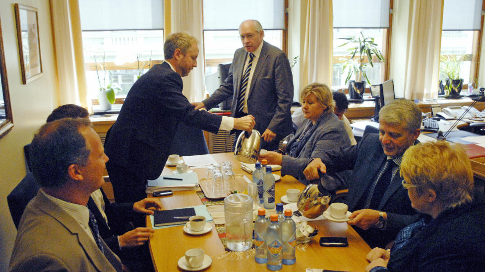 ENDELIG ENIGHET: Partiene p� Stortinget har jobbet lenge for et nytt rovdyrforlik. Fra venstre: Fremskrittspartiets Ketil Solvik-Olsen, Sps Erling Sande (delvis skjult), SVs B�rd Vegar Solhjell, Aps Martin Kolberg, H�yres Erna Solberg, KrFs Dagfinn H�ybr�ten og Venstres Trine Skei Grande. 
Foto: Mats R�nning / Scanpix