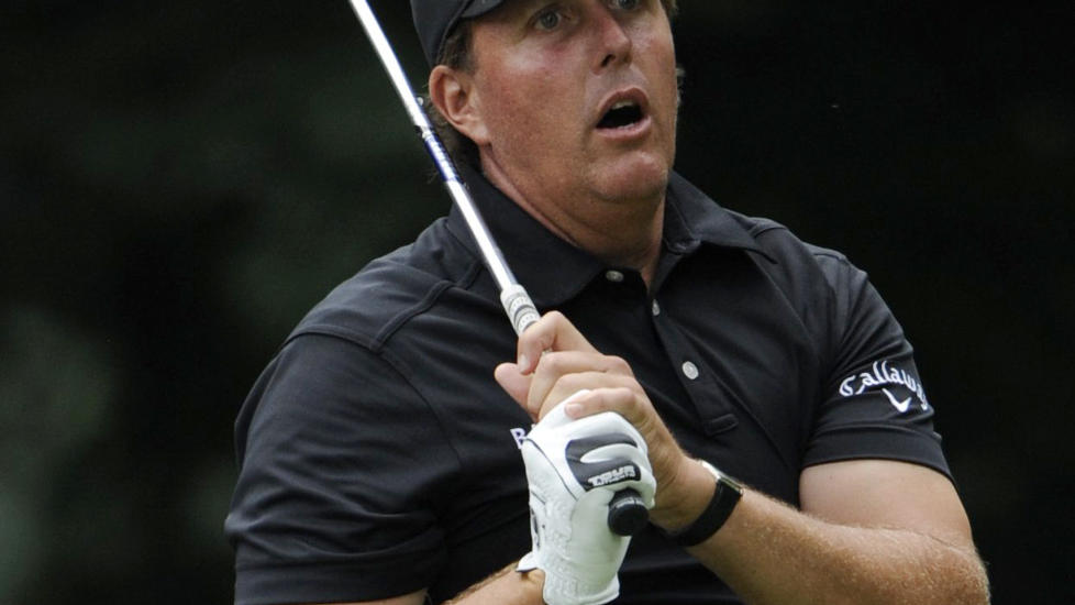 PUSTER WOODS I NAKKEN: Phil Mickelson er i ferd med � overta toppen av l�nnstronen for idrettsut�vere fra Tiger Woods. Foto: Reuters / Jonathan Ernst