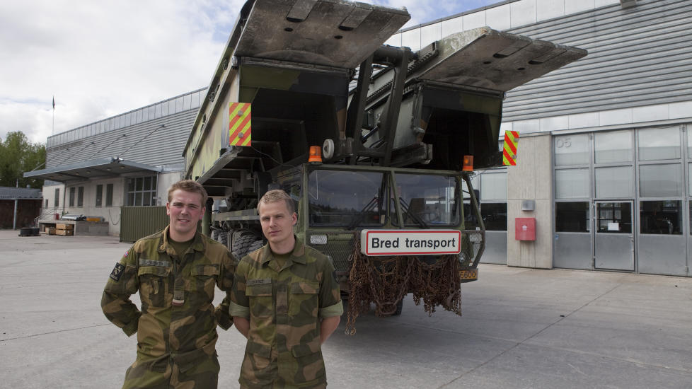 VILLE HJELPE: Even Langseth fra Ingeni�rbataljonen og Jonas Skaret fra H�rens V�penskole. Foto: Thor H�kon Bredesen, Forsvaret