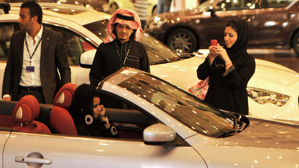 BLANK OG FIN: Men kan hun kj�re den selv ogs�? Forbudet for kvinner mot � kj�re i Saudi Arabia utfordres trolig i dag. Foto: AMER HILABI/AFP