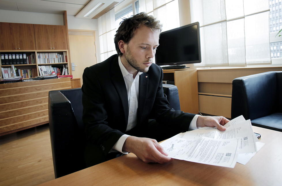 FALSKE IDENTITETER: Barne-, likestillings- og inkluderingsminister Audun Lysbakken leser gjennom medlemskontingenter Dagbladets lesere har sendt inn, som viser falske identiteter i SOS Rasismes medlemsregister. Foto: ERLING H�GELAND/Dagbladet