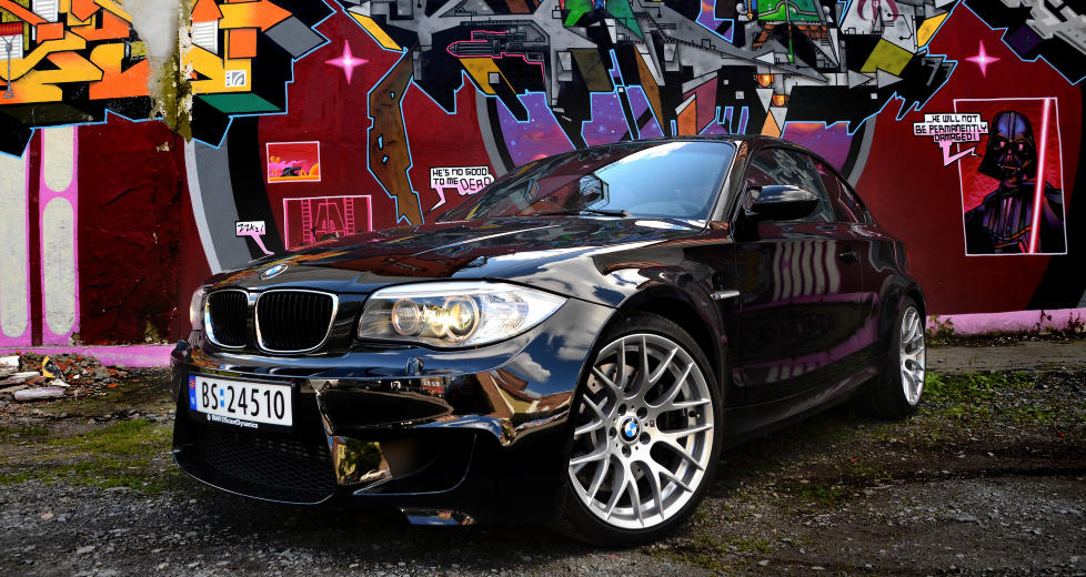 B�LLE: BMW 1M Coup� er en skikkelig bakg�rdsramp, og pr�ver heldigvis ikke � skjule det. En b�lle � bli glad i! Foto: ANDREAS HANDELAND