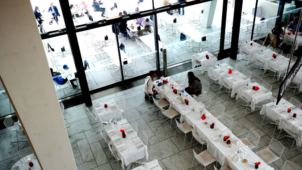 Ryddig: I tillegg til utmerket mat fikk Robinson og Fredag et eventyr av en servit�r da middagen ble nytt i operabygget i Oslo sentrum.  Foto: Thomas Rasmus Skaug / Dagbladet