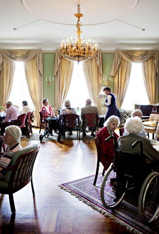 Felles hygge: P� Risvollen har alle egen leilighet, men kaffekosen tar de gjerne sammen i det gamle herskashuset.
