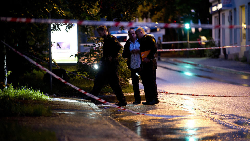 SKUTT I HODET: En 35 �r gammel fra Oslo ble skutt ved en taxiholdeplass p� Bislett i Oslo i natt. Her foretar Oslo-politiet tekniske unders�kelser ved stedet.Foto: �istein Norum Monsen / DAGBLADET