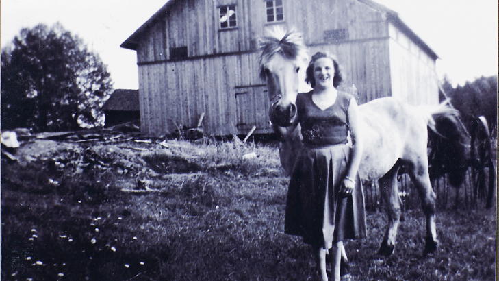 EN VENN I NØDEN: 
- Jeg likte best å være sammen med dyra. De var mye 
snillere enn de menneskene jeg bodde hos, sier Aslaug Sæthra Gjølberg (71). Her er Aslaug som tenåring og hesten «Blakken». Foto: PRIVAT