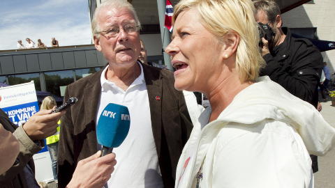 HAGEN OG JENSEN: Carl I. Hagen og Frp-leder Siv Jensen sammen under valkampstarten p� torget i Stokke l�rdag. Foto: Heiko Junge / Scanpix
