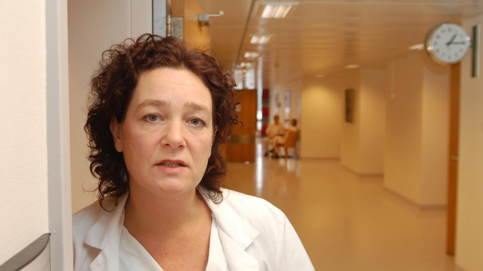 OVERRASKET Overlege Randi Eikeland ved S�rlandet sykehus forsker p� borreliose. Hun er overrasket over hvor mange som tror de er beskyttet mot dette etter � ha tatt en vaksine. Foto: Ole Dag Kvamme.
