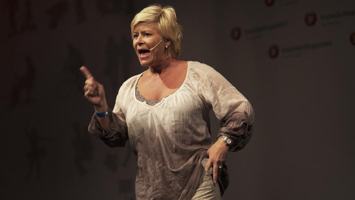 I KJENT STIL: Siv Jensen er tilbake i kjent stil etter bare to uker borte fra jobb etter at hun brakk ryggen p� fisketur. P� Brynestad i Stokke manet hun til valgkamp blant n�rmere 700 deltakere p� Frps valgcamp. Foto: Christian Roth Christensen / Dagbladet