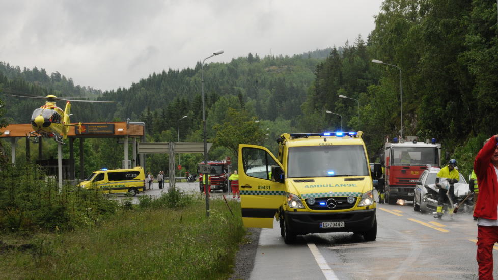 STOR ULYKKE: Politiet i Vestfold melder om en trafikkulykke ved Solum vektstasjon. Flere biler skal v�re innblandet og politi, ambulanse og brannvesen p� vei til stedet. Foto: LASSE LJUNG/NYHETSFOTO