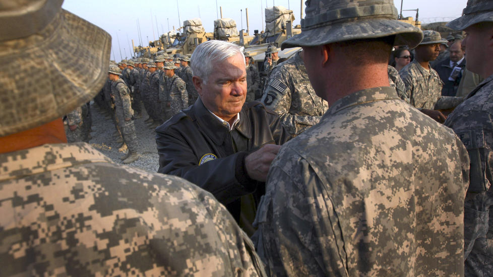 I KONTAKT MED TALIBAN: Forsvarsminister i USA, Robert Gates, bekrefter at USA er i kontakt med Taliban. Foto: AP Photo/Win McNamee/Scanpix