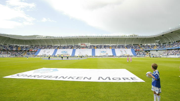 TIFO: Før Molde mot Sogndal på stadion i Molde søndag ettermiddag. (Tifo er en forenkling av det italienske ordet tifosi, som betyr supporter. Med tifo mener man tribunearrangementer utført av supportere, iflg Wikipedia)
Foto: Svein Ove Ekornesvåg / Scanpix TIFO: Før Molde mot Sogndal på stadion i Molde søndag ettermiddag. (Tifo er en forenkling av det italienske ordet tifosi, som betyr supporter. Med tifo mener man tribunearrangementer utført av supportere, iflg Wikipedia)
Foto: Svein Ove Ekornesvåg / Scanpix